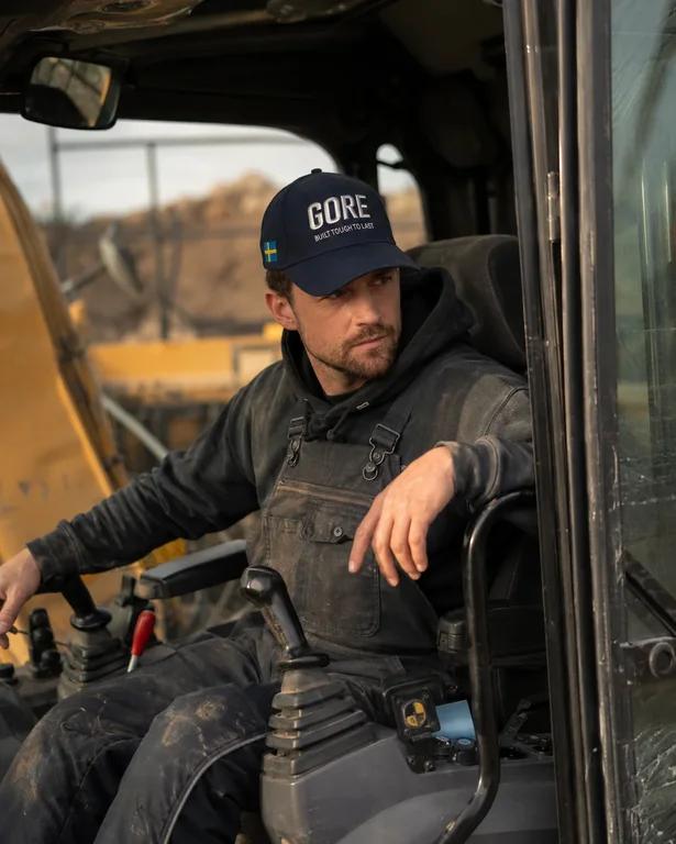 GORE Cap Navy, sedd från sidan. GORE hos Attachment Warehouse.