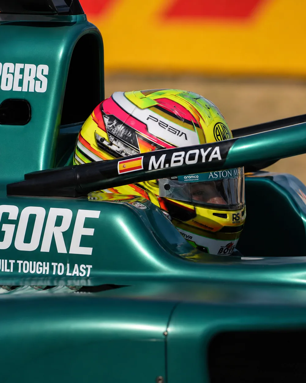 Mari Boya i cockpit på bil nummer 12 i FIA Formel 2, med GORE på båda sidor av halon