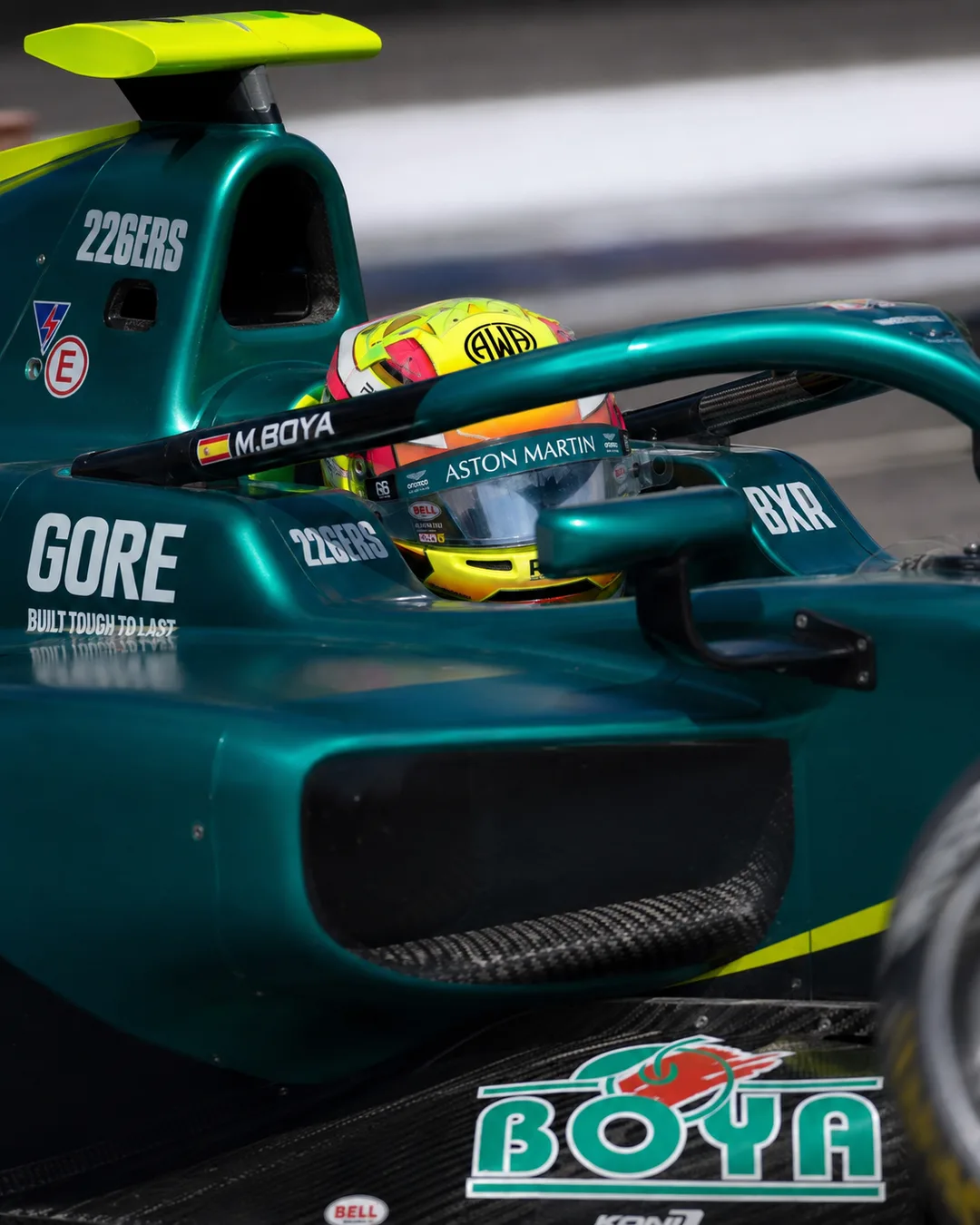 Sidan av Mari Boyas bil nummer 12 i FIA Formel 2, med GORE och BOYA på sidokåpan