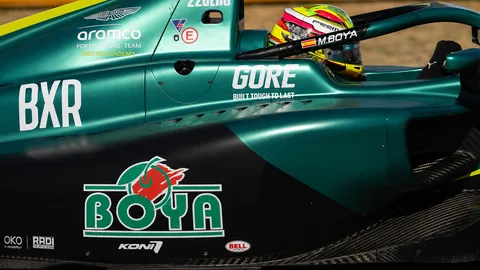 Sidan av Mari Boyas bil nummer 12 i FIA Formel 2, med GORE och BOYA på sidokåpan