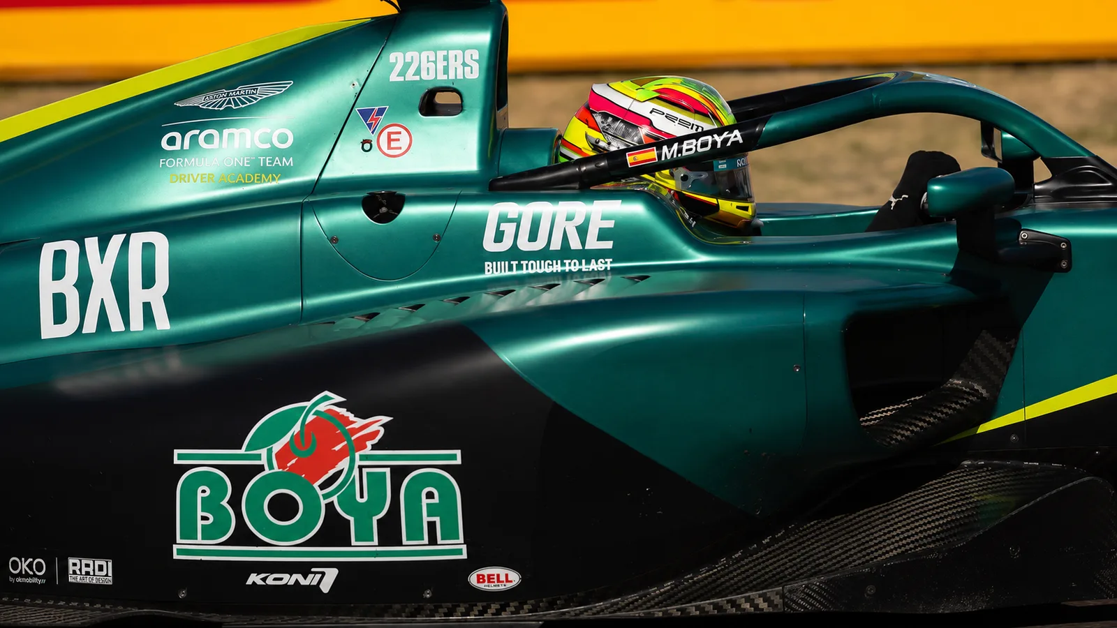 Sidan av Mari Boyas bil nummer 12 i FIA Formel 2, med GORE och BOYA på sidokåpan