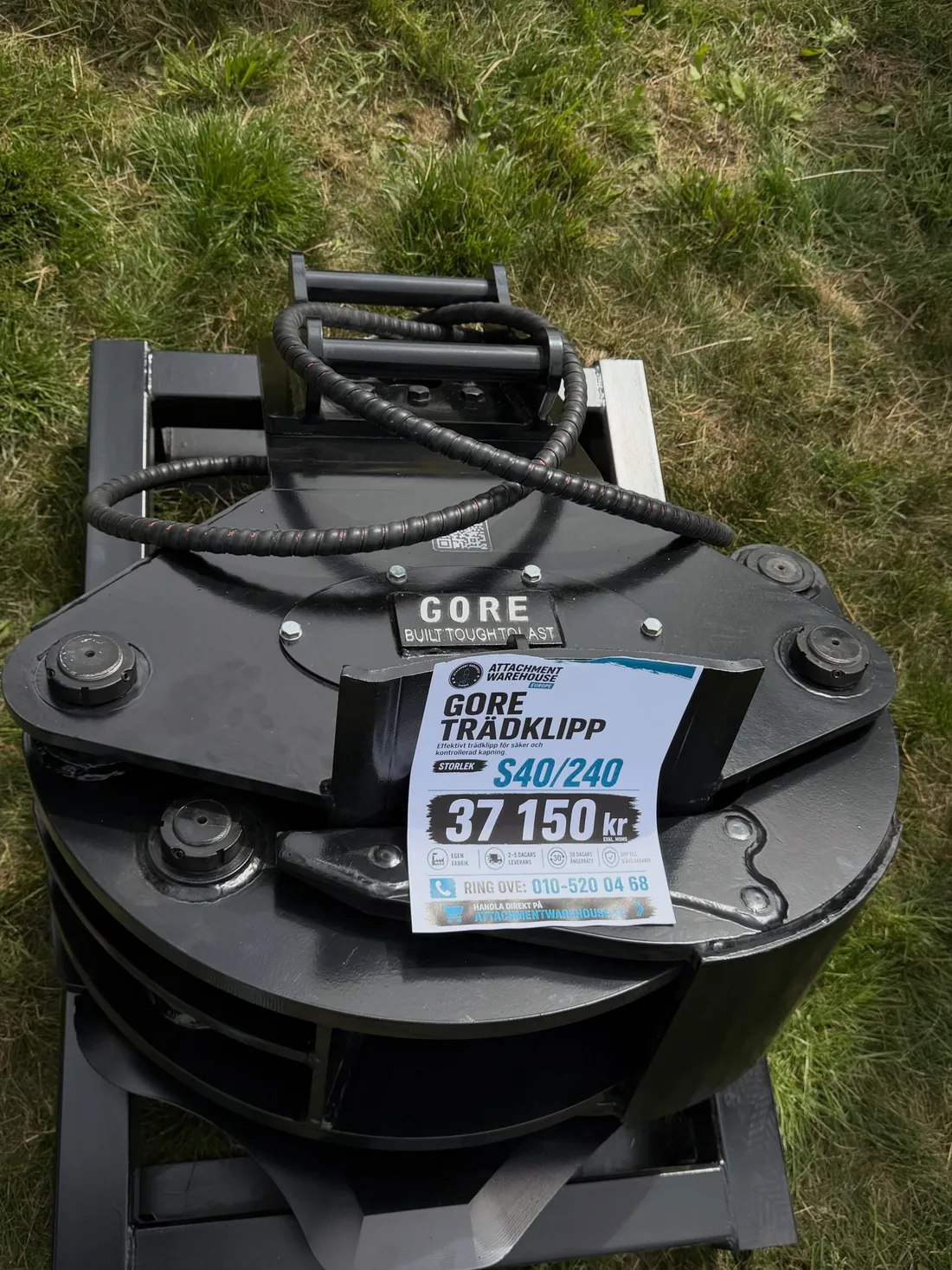 GORE tree shear for an S40 hitch with a price sign on the stand at Brunnby Lantbrukardagar
