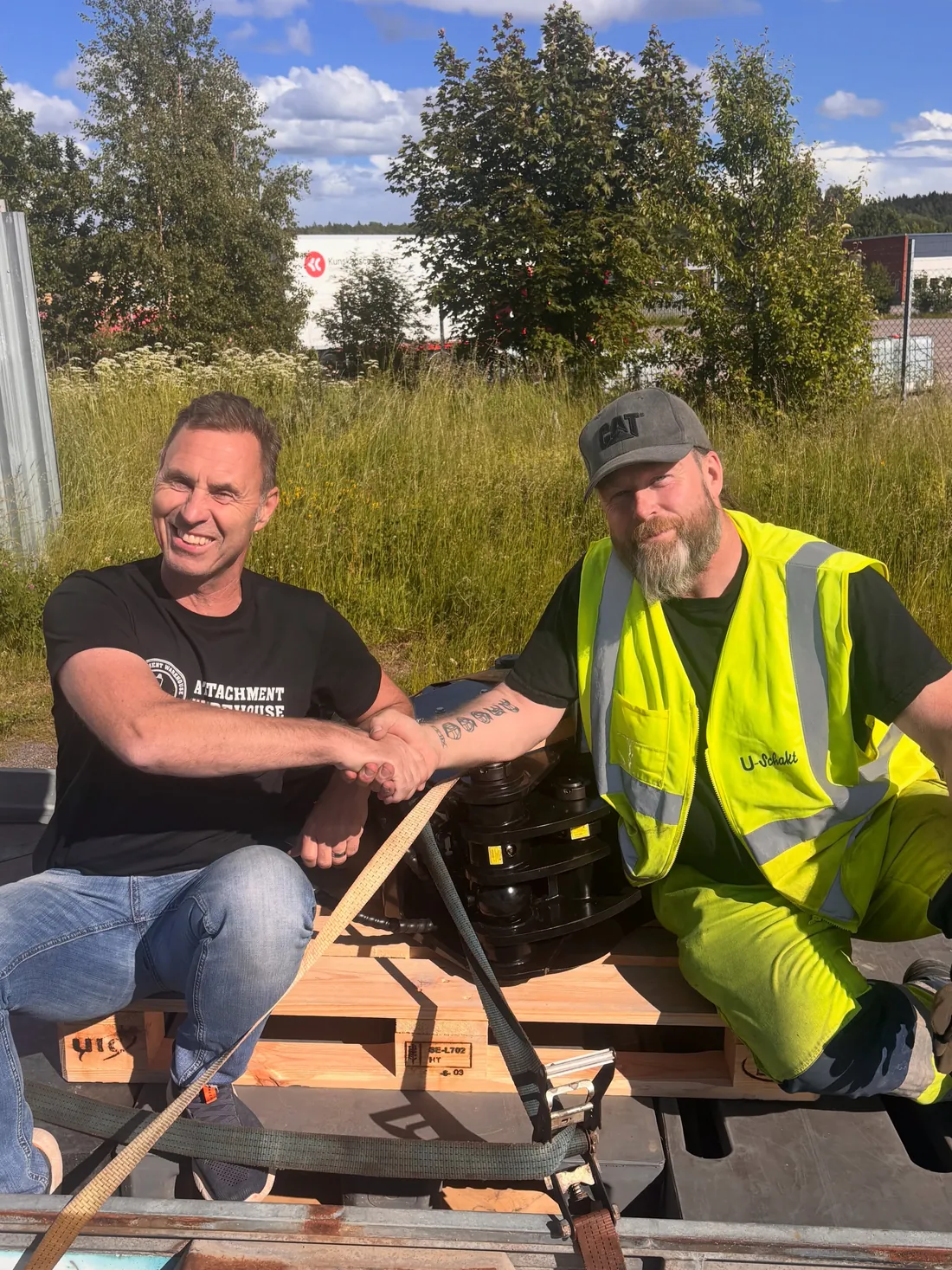 Handshake on a trailer at the delivery of a GORE tree shear, the attachment on a pallet between them