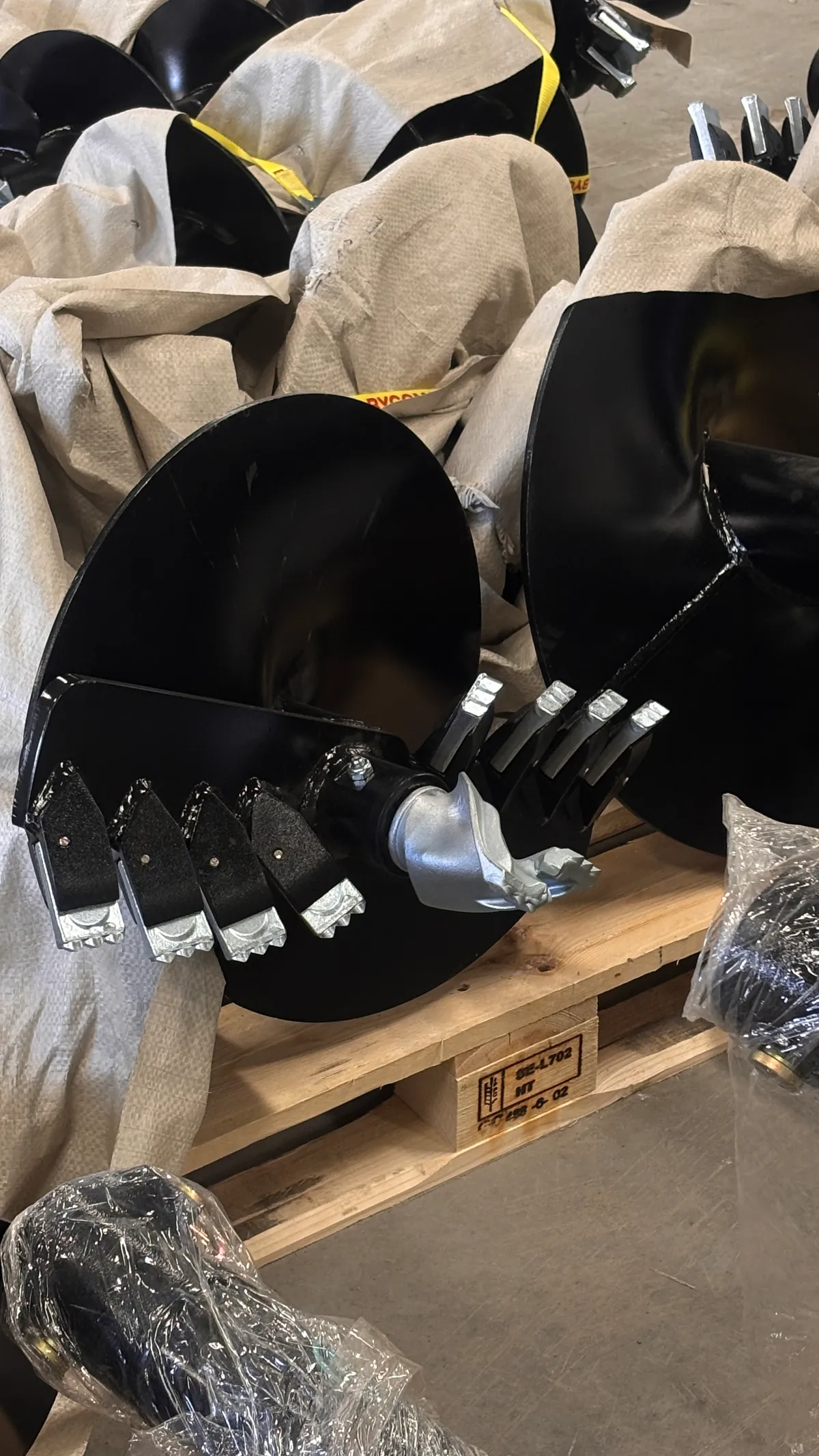 Närbild på hårdmetallskär och pilotspets på tungstenjordborr
